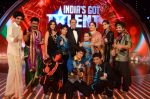 Sonali Bendre, Dharmendra, Kiron Kher on India_s Got Talent 3 Finale on 29th Sept 2011 (2).JPG